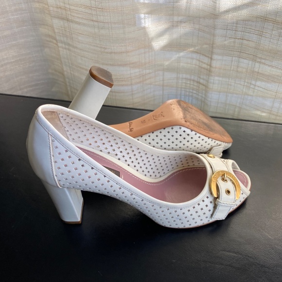 Louis Vuitton white leather open toe pumps heels gold buckle Italy perforated 37 - Picture 11 of 12